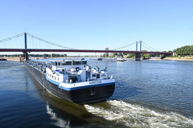 Niedrigwasser gefährdet die Binnenschifffahrt auf dem Rhein. Ein Tankschiff bei niedrigem Wasserstand auf dem Rhein. Der Rhein steht kurz davor, seinen niedrigsten bekannten Wasserstand zu unterschreiten. Nach der Vorhersage der Wasserstraßen- und Schifffahrtsverwaltung des Bundes (WSV) fällt der Pegel in Duisburg-Ruhrort am Freitag auf 152 Zentimeter, dies wäre ein neuer Rekord, bislang lag die Marke bei 153 Zentimeter. Duisburg Nordrhein-Westfalen Deutschland *** Low water levels threaten inland waterway shipping on the Rhine A tanker on the Rhine during low water levels The Rhine is on the verge of fall below its lowest recorded water level. According to a forecast by the Federal Waterways and Shipping Administration (WSV), the wate Copyright: xdiebildwerftx