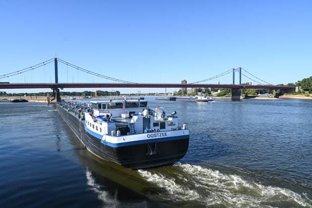 Niedrigwasser gefährdet die Binnenschifffahrt auf dem Rhein. Ein Tankschiff bei niedrigem Wasserstand auf dem Rhein. Der Rhein steht kurz davor, seinen niedrigsten bekannten Wasserstand zu unterschreiten. Nach der Vorhersage der Wasserstraßen- und Schifffahrtsverwaltung des Bundes (WSV) fällt der Pegel in Duisburg-Ruhrort am Freitag auf 152 Zentimeter, dies wäre ein neuer Rekord, bislang lag die Marke bei 153 Zentimeter. Duisburg Nordrhein-Westfalen Deutschland *** Low water levels threaten inland waterway shipping on the Rhine A tanker on the Rhine during low water levels The Rhine is on the verge of fall below its lowest recorded water level. According to a forecast by the Federal Waterways and Shipping Administration (WSV), the wate Copyright: xdiebildwerftx