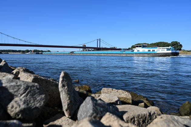 Niedrigwasser gefährdet die Binnenschifffahrt auf dem Rhein. Ein Frachtschiffe bei niedrigem Wasserstand auf dem Rhein. Der Rhein steht kurz davor, seinen niedrigsten bekannten Wasserstand zu unterschreiten. Nach der Vorhersage der Wasserstraßen- und Schifffahrtsverwaltung des Bundes (WSV) fällt der Pegel in Duisburg-Ruhrort am Freitag auf 152 Zentimeter, dies wäre ein neuer Rekord, bislang lag die Marke bei 153 Zentimeter. Duisburg Nordrhein-Westfalen Deutschland *** Low water levels threaten inland waterway shipping on the Rhine A cargo ship on the Rhine during low water levels The Rhine is on the verge of fall below its lowest recorded water level. According to a forecast by the Federal Waterways and Shipping Administration (WSV), t Copyright: xdiebildwerftx