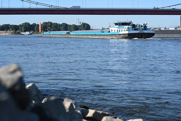 Niedrigwasser gefährdet die Binnenschifffahrt auf dem Rhein. Ein Frachtschiffe bei niedrigem Wasserstand auf dem Rhein. Der Rhein steht kurz davor, seinen niedrigsten bekannten Wasserstand zu unterschreiten. Nach der Vorhersage der Wasserstraßen- und Schifffahrtsverwaltung des Bundes (WSV) fällt der Pegel in Duisburg-Ruhrort am Freitag auf 152 Zentimeter, dies wäre ein neuer Rekord, bislang lag die Marke bei 153 Zentimeter. Duisburg Nordrhein-Westfalen Deutschland *** Low water levels threaten inland waterway shipping on the Rhine A cargo ship on the Rhine during low water levels The Rhine is on the verge of fall below its lowest recorded water level. According to a forecast by the Federal Waterways and Shipping Administration (WSV), t Copyright: xdiebildwerftx