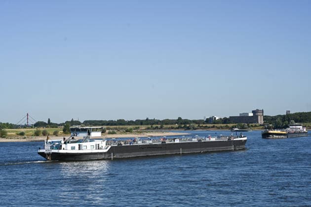 Niedrigwasser gefährdet die Binnenschifffahrt auf dem Rhein. Tankschiffe mit wenig Fracht bei niedrigem Wasserstand auf dem Rhein. Der Rhein steht kurz davor, seinen niedrigsten bekannten Wasserstand zu unterschreiten. Nach der Vorhersage der Wasserstraßen- und Schifffahrtsverwaltung des Bundes (WSV) fällt der Pegel in Duisburg-Ruhrort am Freitag auf 152 Zentimeter, dies wäre ein neuer Rekord, bislang lag die Marke bei 153 Zentimeter. Duisburg Nordrhein-Westfalen Deutschland *** Low water levels threaten inland waterway shipping on the Rhine Tanker ships carrying little cargo on the Rhine amid low water levels The Rhine is on the verge of fall below its lowest recorded water level. According to a forecast by the Federal Waterways and S Copyright: xdiebildwerftx