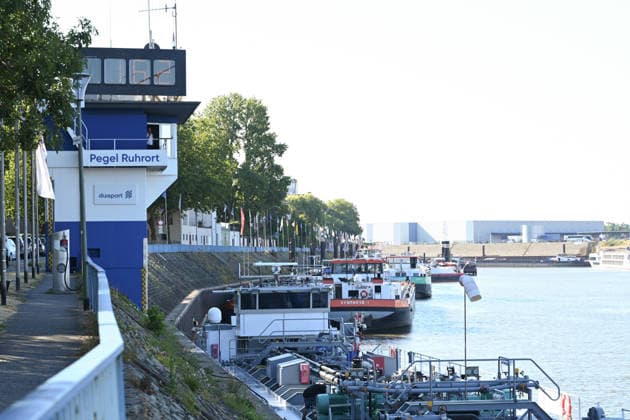 Niedrigwasser gefährdet die Binnenschifffahrt auf dem Rhein. Blick auf den Pegel in Duisburg-Ruhrort. Der Rhein steht kurz davor, seinen niedrigsten bekannten Wasserstand zu unterschreiten. Nach der Vorhersage der Wasserstraßen- und Schifffahrtsverwaltung des Bundes (WSV) fällt der Pegel in Duisburg-Ruhrort am Freitag auf 152 Zentimeter, dies wäre ein neuer Rekord, bislang lag die Marke bei 153 Zentimeter. Duisburg Nordrhein-Westfalen Deutschland *** Low water levels threaten inland navigation on the Rhine: A view of the water level gauge in Duisburg-Ruhrort. The Rhine is on the verge of fall below its lowest recorded water level. According to a forecast by the Federal Waterways and Shipping Administration (WSV), the water level in Dui Copyright: xdiebildwerftx