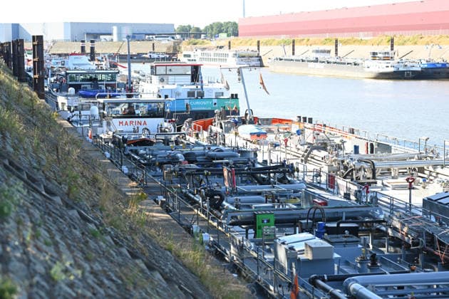 Niedrigwasser gefährdet die Binnenschifffahrt auf dem Rhein. Zahlreiche Schiffe liegen bedingt durch das Niedrigwasser in Duisburg-Ruhrort. Der Rhein steht kurz davor, seinen niedrigsten bekannten Wasserstand zu unterschreiten. Nach der Vorhersage der Wasserstraßen- und Schifffahrtsverwaltung des Bundes (WSV) fällt der Pegel in Duisburg-Ruhrort am Freitag auf 152 Zentimeter, dies wäre ein neuer Rekord, bislang lag die Marke bei 153 Zentimeter. Duisburg Nordrhein-Westfalen Deutschland *** Low water levels threaten inland waterway shipping on the Rhine. Numerous ships are stranded in Duisburg-Ruhrort due to the low water levels. The Rhine is on the verge of fall below its lowest recorded water level. According to a forecast by the Federa Copyright: xdiebildwerftx