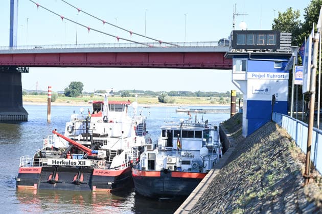 Niedrigwasser gefährdet die Binnenschifffahrt auf dem Rhein. Blick auf den Pegel in Duisburg-Ruhrort. Der Rhein steht kurz davor, seinen niedrigsten bekannten Wasserstand zu unterschreiten. Nach der Vorhersage der Wasserstraßen- und Schifffahrtsverwaltung des Bundes (WSV) fällt der Pegel in Duisburg-Ruhrort am Freitag auf 152 Zentimeter, dies wäre ein neuer Rekord, bislang lag die Marke bei 153 Zentimeter. Duisburg Nordrhein-Westfalen Deutschland *** Low water levels threaten inland navigation on the Rhine: A view of the water level gauge in Duisburg-Ruhrort. The Rhine is on the verge of fall below its lowest recorded water level. According to a forecast by the Federal Waterways and Shipping Administration (WSV), the water level in Dui Copyright: xdiebildwerftx