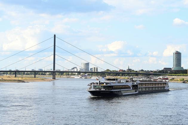 Niedrigwasser gefährdet die Binnenschifffahrt auf dem Rhein. Das Flusskreuzfahrtschiff Avalon Panorama bei niedrigem Wasserstand auf dem Rhein an der Rheinuferpromenade in der Landeshauptstadt Duesseldorf. Der Rhein steht kurz davor, seinen niedrigsten bekannten Wasserstand zu unterschreiten. Nach der Vorhersage der Wasserstraßen- und Schifffahrtsverwaltung des Bundes (WSV) fällt der Pegel in Duisburg-Ruhrort am Freitag auf 152 Zentimeter, dies wäre ein neuer Rekord, bislang lag die Marke bei 153 Zentimeter. Düsseldorf Nordrhein-Westfalen Deutschland *** Low water levels threaten inland shipping on the Rhine The river cruise ship Avalon Panorama on the Rhine during low water levels along the riverfront promenade in the state capital Copyright: xdiebildwerftx