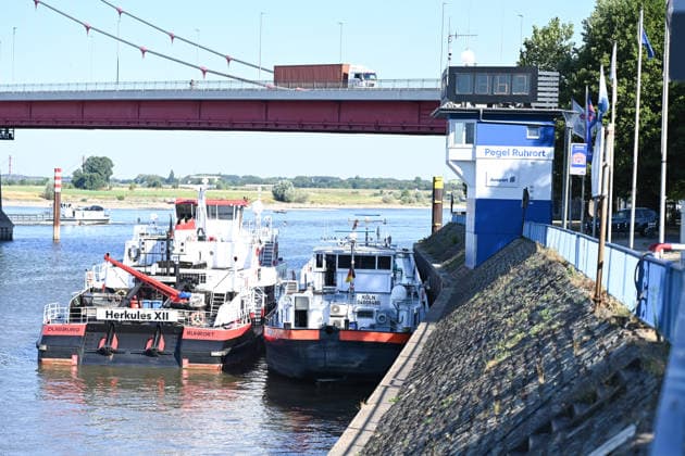Niedrigwasser gefährdet die Binnenschifffahrt auf dem Rhein. Blick auf den Pegel in Duisburg-Ruhrort. Der Rhein steht kurz davor, seinen niedrigsten bekannten Wasserstand zu unterschreiten. Nach der Vorhersage der Wasserstraßen- und Schifffahrtsverwaltung des Bundes (WSV) fällt der Pegel in Duisburg-Ruhrort am Freitag auf 152 Zentimeter, dies wäre ein neuer Rekord, bislang lag die Marke bei 153 Zentimeter. Duisburg Nordrhein-Westfalen Deutschland *** Low water levels threaten inland navigation on the Rhine: A view of the water level gauge in Duisburg-Ruhrort. The Rhine is on the verge of fall below its lowest recorded water level. According to a forecast by the Federal Waterways and Shipping Administration (WSV), the water level in Dui Copyright: xdiebildwerftx