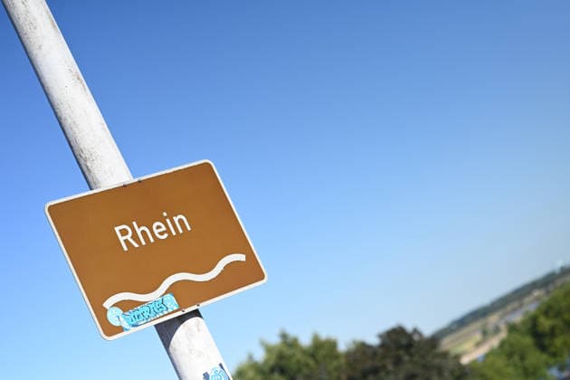 Niedrigwasser gefährdet die Binnenschifffahrt auf dem Rhein. Blick auf ein Schild mit der Aufschrift Rhein. Der Rhein steht kurz davor, seinen niedrigsten bekannten Wasserstand zu unterschreiten. Nach der Vorhersage der Wasserstraßen- und Schifffahrtsverwaltung des Bundes (WSV) fällt der Pegel in Duisburg-Ruhrort am Freitag auf 152 Zentimeter, dies wäre ein neuer Rekord, bislang lag die Marke bei 153 Zentimeter. Duisburg Nordrhein-Westfalen Deutschland *** Low water levels threaten inland navigation on the Rhine; view of a sign reading Rhine. The Rhine is on the verge of fall below its lowest recorded water level. According to a forecast by the Federal Waterways and Shipping Administration (WSV), the water level in Duisburg-Ruhrort w Copyright: xdiebildwerftx
