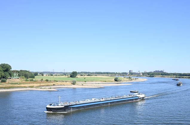 Niedrigwasser gefährdet die Binnenschifffahrt auf dem Rhein. Tankschiffe mit wenig Fracht bei niedrigem Wasserstand auf dem Rhein. Der Rhein steht kurz davor, seinen niedrigsten bekannten Wasserstand zu unterschreiten. Nach der Vorhersage der Wasserstraßen- und Schifffahrtsverwaltung des Bundes (WSV) fällt der Pegel in Duisburg-Ruhrort am Freitag auf 152 Zentimeter, dies wäre ein neuer Rekord, bislang lag die Marke bei 153 Zentimeter. Duisburg Nordrhein-Westfalen Deutschland *** Low water levels threaten inland waterway shipping on the Rhine Tanker ships carrying little cargo on the Rhine amid low water levels The Rhine is on the verge of fall below its lowest recorded water level. According to a forecast by the Federal Waterways and S Copyright: xdiebildwerftx