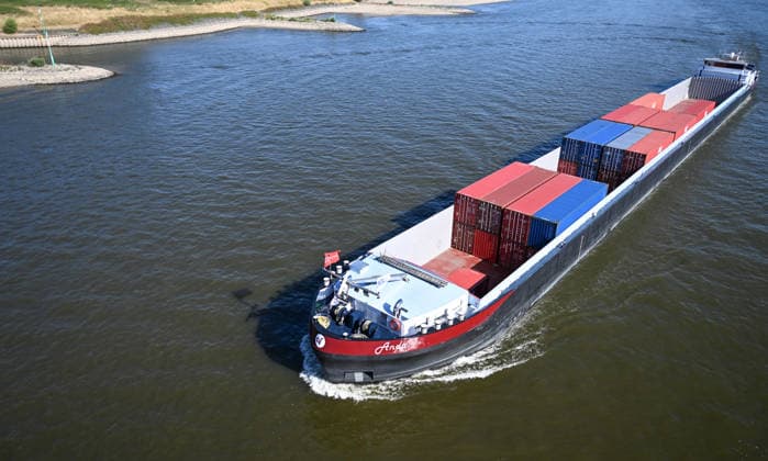 Niedrigwasser gefährdet die Binnenschifffahrt auf dem Rhein. Ein Frachtschiff mit wenig Fracht bei niedrigem Wasserstand auf dem Rhein. Der Rhein steht kurz davor, seinen niedrigsten bekannten Wasserstand zu unterschreiten. Nach der Vorhersage der Wasserstraßen- und Schifffahrtsverwaltung des Bundes (WSV) fällt der Pegel in Duisburg-Ruhrort am Freitag auf 152 Zentimeter, dies wäre ein neuer Rekord, bislang lag die Marke bei 153 Zentimeter. Duisburg Nordrhein-Westfalen Deutschland *** Low water levels threaten inland waterway shipping on the Rhine A cargo ship carrying little cargo on the Rhine during low water levels The Rhine is on the verge of fall below its lowest recorded water level. According to a forecast by the Federal Waterwa Copyright: xdiebildwerftx