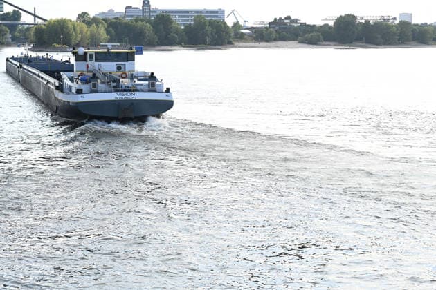 Niedrigwasser gefährdet die Binnenschifffahrt auf dem Rhein. Ein Frachtschiff bei niedrigem Wasserstand auf dem Rhein. Der Rhein steht kurz davor, seinen niedrigsten bekannten Wasserstand zu unterschreiten. Nach der Vorhersage der Wasserstraßen- und Schifffahrtsverwaltung des Bundes (WSV) fällt der Pegel in Duisburg-Ruhrort am Freitag auf 152 Zentimeter, dies wäre ein neuer Rekord, bislang lag die Marke bei 153 Zentimeter. Düsseldorf Nordrhein-Westfalen Deutschland *** Low Water Levels Threaten Inland Waterway Shipping on the Rhine A cargo ship on the Rhine during low water levels The Rhine is on the verge of fall below its lowest recorded water level. According to a forecast by the Federal Waterways and Shipping Administration (WSV), Copyright: xdiebildwerftx