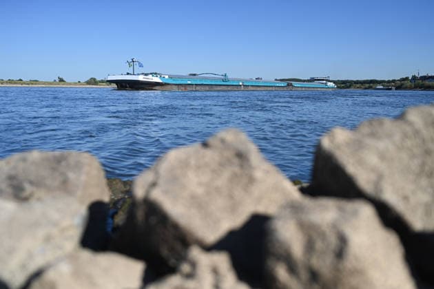 Niedrigwasser gefährdet die Binnenschifffahrt auf dem Rhein. Ein Frachtschiffe bei niedrigem Wasserstand auf dem Rhein. Der Rhein steht kurz davor, seinen niedrigsten bekannten Wasserstand zu unterschreiten. Nach der Vorhersage der Wasserstraßen- und Schifffahrtsverwaltung des Bundes (WSV) fällt der Pegel in Duisburg-Ruhrort am Freitag auf 152 Zentimeter, dies wäre ein neuer Rekord, bislang lag die Marke bei 153 Zentimeter. Duisburg Nordrhein-Westfalen Deutschland *** Low water levels threaten inland navigation on the Rhine A cargo ship on the Rhine during low water levels The Rhine is on the verge of fall below its lowest recorded water level. According to a forecast by the Federal Waterways and Shipping Administration (WSV), the wate Copyright: xdiebildwerftx
