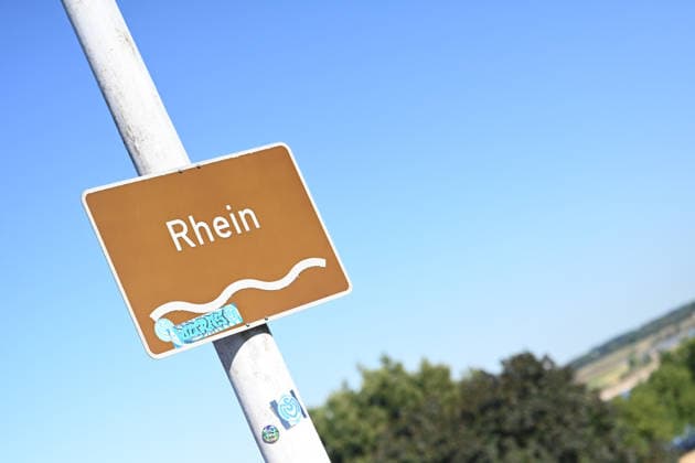 Niedrigwasser gefährdet die Binnenschifffahrt auf dem Rhein. Blick auf ein Schild mit der Aufschrift Rhein. Der Rhein steht kurz davor, seinen niedrigsten bekannten Wasserstand zu unterschreiten. Nach der Vorhersage der Wasserstraßen- und Schifffahrtsverwaltung des Bundes (WSV) fällt der Pegel in Duisburg-Ruhrort am Freitag auf 152 Zentimeter, dies wäre ein neuer Rekord, bislang lag die Marke bei 153 Zentimeter. Duisburg Nordrhein-Westfalen Deutschland *** Low water levels threaten inland navigation on the Rhine; view of a sign reading Rhine. The Rhine is on the verge of fall below its lowest recorded water level. According to a forecast by the Federal Waterways and Shipping Administration (WSV), the water level in Duisburg-Ruhrort w Copyright: xdiebildwerftx