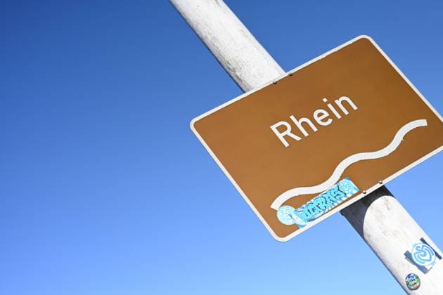 Niedrigwasser gefährdet die Binnenschifffahrt auf dem Rhein. Blick auf ein Schild mit der Aufschrift Rhein. Der Rhein steht kurz davor, seinen niedrigsten bekannten Wasserstand zu unterschreiten. Nach der Vorhersage der Wasserstraßen- und Schifffahrtsverwaltung des Bundes (WSV) fällt der Pegel in Duisburg-Ruhrort am Freitag auf 152 Zentimeter, dies wäre ein neuer Rekord, bislang lag die Marke bei 153 Zentimeter. Duisburg Nordrhein-Westfalen Deutschland *** Low water levels threaten inland navigation on the Rhine; view of a sign reading Rhine. The Rhine is on the verge of fall below its lowest recorded water level. According to a forecast by the Federal Waterways and Shipping Administration (WSV), the water level in Duisburg-Ruhrort w Copyright: xdiebildwerftx
