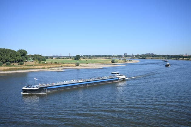 Niedrigwasser gefährdet die Binnenschifffahrt auf dem Rhein. Tankschiffe mit wenig Fracht bei niedrigem Wasserstand auf dem Rhein. Der Rhein steht kurz davor, seinen niedrigsten bekannten Wasserstand zu unterschreiten. Nach der Vorhersage der Wasserstraßen- und Schifffahrtsverwaltung des Bundes (WSV) fällt der Pegel in Duisburg-Ruhrort am Freitag auf 152 Zentimeter, dies wäre ein neuer Rekord, bislang lag die Marke bei 153 Zentimeter. Duisburg Nordrhein-Westfalen Deutschland *** Low water levels threaten inland waterway shipping on the Rhine Tanker ships carrying little cargo on the Rhine amid low water levels The Rhine is on the verge of fall below its lowest recorded water level. According to a forecast by the Federal Waterways and S Copyright: xdiebildwerftx