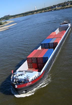 Niedrigwasser gefährdet die Binnenschifffahrt auf dem Rhein. Ein Frachtschiff mit wenig Fracht bei niedrigem Wasserstand auf dem Rhein. Der Rhein steht kurz davor, seinen niedrigsten bekannten Wasserstand zu unterschreiten. Nach der Vorhersage der Wasserstraßen- und Schifffahrtsverwaltung des Bundes (WSV) fällt der Pegel in Duisburg-Ruhrort am Freitag auf 152 Zentimeter, dies wäre ein neuer Rekord, bislang lag die Marke bei 153 Zentimeter. Duisburg Nordrhein-Westfalen Deutschland *** Low water levels threaten inland waterway shipping on the Rhine A cargo ship carrying little cargo on the Rhine during low water levels The Rhine is on the verge of fall below its lowest recorded water level. According to a forecast by the Federal Waterwa Copyright: xdiebildwerftx