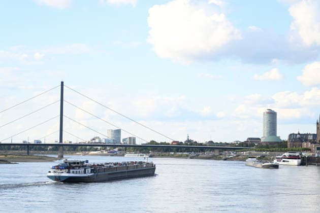 Niedrigwasser gefährdet die Binnenschifffahrt auf dem Rhein. Ein Tankschiff bei niedrigem Wasserstand auf dem Rhein an der Rheinuferpromenade in der Landeshauptstadt Duesseldorf. Der Rhein steht kurz davor, seinen niedrigsten bekannten Wasserstand zu unterschreiten. Nach der Vorhersage der Wasserstraßen- und Schifffahrtsverwaltung des Bundes (WSV) fällt der Pegel in Duisburg-Ruhrort am Freitag auf 152 Zentimeter, dies wäre ein neuer Rekord, bislang lag die Marke bei 153 Zentimeter. Düsseldorf Nordrhein-Westfalen Deutschland *** Low Water Levels Threaten Inland Waterway Shipping on the Rhine A tanker on the Rhine during low water levels along the riverside promenade in the state capital of Düsseldorf The Rhine is on the verge of fall b Copyright: xdiebildwerftx