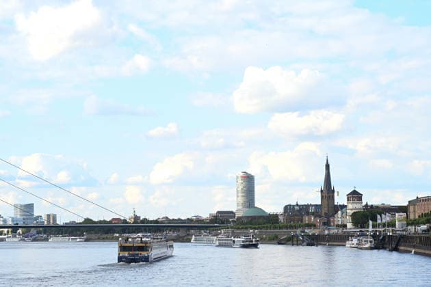 Niedrigwasser gefährdet die Binnenschifffahrt auf dem Rhein. Das Flusskreuzfahrtschiff Thurgau Gold bei niedrigem Wasserstand auf dem Rhein an der Rheinuferpromenade in der Landeshauptstadt Duesseldorf. Der Rhein steht kurz davor, seinen niedrigsten bekannten Wasserstand zu unterschreiten. Nach der Vorhersage der Wasserstraßen- und Schifffahrtsverwaltung des Bundes (WSV) fällt der Pegel in Duisburg-Ruhrort am Freitag auf 152 Zentimeter, dies wäre ein neuer Rekord, bislang lag die Marke bei 153 Zentimeter. Düsseldorf Nordrhein-Westfalen Deutschland *** Low water levels threaten inland shipping on the Rhine The river cruise ship Thurgau Gold on the Rhine during low water levels along the riverfront promenade in the state capital of Düss Copyright: xdiebildwerftx