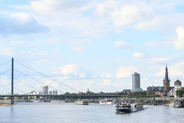 Niedrigwasser gefährdet die Binnenschifffahrt auf dem Rhein. Das Flusskreuzfahrtschiff Avalon Panorama bei niedrigem Wasserstand auf dem Rhein an der Rheinuferpromenade in der Landeshauptstadt Duesseldorf. Der Rhein steht kurz davor, seinen niedrigsten bekannten Wasserstand zu unterschreiten. Nach der Vorhersage der Wasserstraßen- und Schifffahrtsverwaltung des Bundes (WSV) fällt der Pegel in Duisburg-Ruhrort am Freitag auf 152 Zentimeter, dies wäre ein neuer Rekord, bislang lag die Marke bei 153 Zentimeter. Düsseldorf Nordrhein-Westfalen Deutschland *** Low water levels threaten inland shipping on the Rhine The river cruise ship Avalon Panorama on the Rhine during low water levels along the riverfront promenade in the state capital Copyright: xdiebildwerftx
