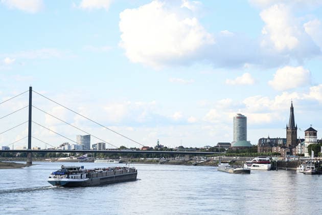 Niedrigwasser gefährdet die Binnenschifffahrt auf dem Rhein. Ein Tankschiff bei niedrigem Wasserstand auf dem Rhein an der Rheinuferpromenade in der Landeshauptstadt Duesseldorf. Der Rhein steht kurz davor, seinen niedrigsten bekannten Wasserstand zu unterschreiten. Nach der Vorhersage der Wasserstraßen- und Schifffahrtsverwaltung des Bundes (WSV) fällt der Pegel in Duisburg-Ruhrort am Freitag auf 152 Zentimeter, dies wäre ein neuer Rekord, bislang lag die Marke bei 153 Zentimeter. Düsseldorf Nordrhein-Westfalen Deutschland *** Low Water Levels Threaten Inland Waterway Shipping on the Rhine A tanker on the Rhine during low water levels along the riverside promenade in the state capital of Düsseldorf The Rhine is on the verge of fall b Copyright: xdiebildwerftx