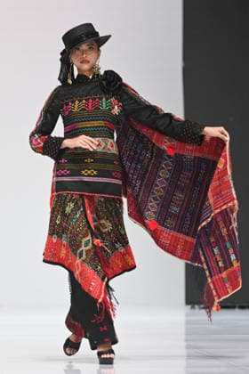 (260729) -- JAKARTA, July 29, 2026 -- A model presents a creation during the Indonesia Fashion Week 2026 at the Jakarta International Convention Center in Jakarta, Indonesia, July 29, 2026. ) INDONESIA-JAKARTA-FASHION WEEK 2026 VerixSanovri 