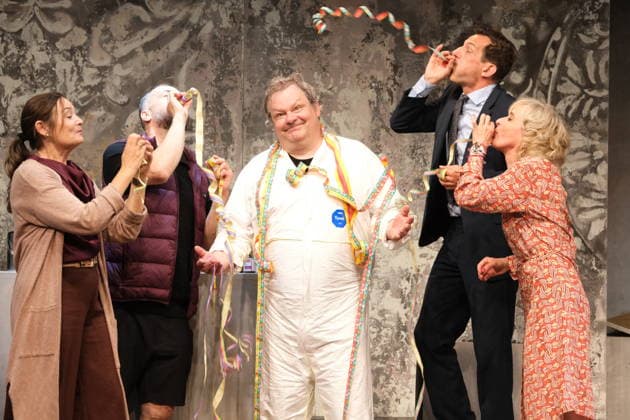 Überraschung für Schauspieler Ulrich Bähnk (Die Rettungsflieger; SOKO Wismar): Nach der Fotoprobe für die Komödie Bis dass der Tod gratulierte das Ensemble um Jacqueline Macaulay, Bürger Lars Dietrich, Hans-Werner Meyer und Katharina Abt dem durch viele Fernsehserien bekannten Schauspieler zum 61. Geburtstag. Auch an seinem Ehrentag musste Bähnk auf der Bühne der Komödie Winterhuder Fährhaus stehen - er spielt in dem Stück Bis dass der Tod einen tollpatschigen Auftragskiller, Premiere ist am 31. Juli 2026, Hamburg 29.7.2026 *** A Surprise for Actor Ulrich Bähnk: The Rescue Pilots, SOKO Wismar. After the photo shoot for the comedy *Bis dass der Tod*, the cast—including Jacqueline Macaulay, Bürger Lars Dietrich, Hans Werner Meyer, and Kath