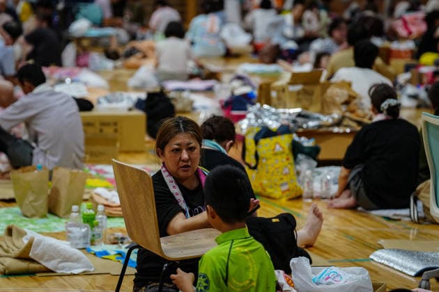 (260729) -- KUMAMOTO, July 29, 2026 -- People rest at a temporary shelter in Uki City, Kumamoto Prefecture, Japan, July 29, 2026. An earthquake with a magnitude of 7.1 struck Kumamoto Prefecture in southwestern Japan at 4:27 p.m. on Tuesday, wreaking havoc as authorities continued search and rescue operations amid reports of deaths, missing people, collapsed buildings, power outages and traffic disruptions. ) (SpotNews) JAPAN-KUMAMOTO-EARTHQUAKE-TEMPORARY SHELTER JiaxHaocheng 