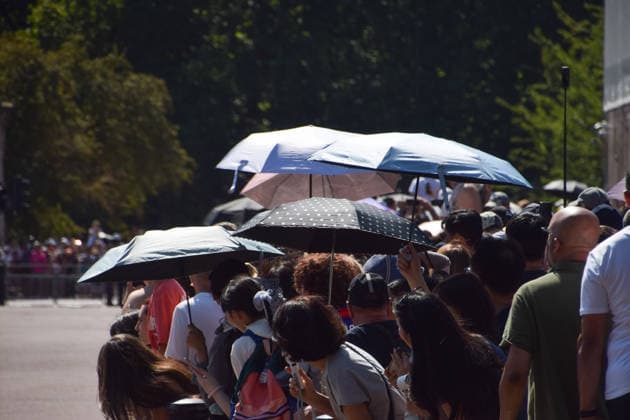 July 29, 2026, London, England, United Kingdom: People shield from the scorching sun under umbrellas outside Buckingham Palace as the UK is hit by another heatwave. London United Kingdom  - ZUMAv130 20260729_zip_v130_001 Copyright: xVukxValcicx