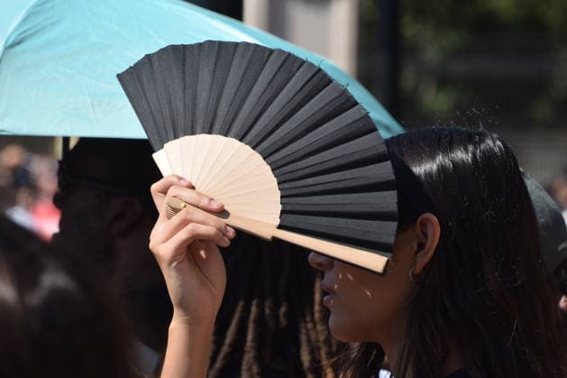 July 29, 2026, London, England, United Kingdom: A woman shields from the scorching sun with a fan outside Buckingham Palace as the UK is hit by another heatwave. London United Kingdom  - ZUMAv130 20260729_zip_v130_004 Copyright: xVukxValcicx