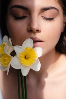 Gentle Brunette Woman With Daffodils Lviv, Lviv Oblast, Ukraine R_JUCE260727-2088634-01 ,model released, Symbolfoto ,property released