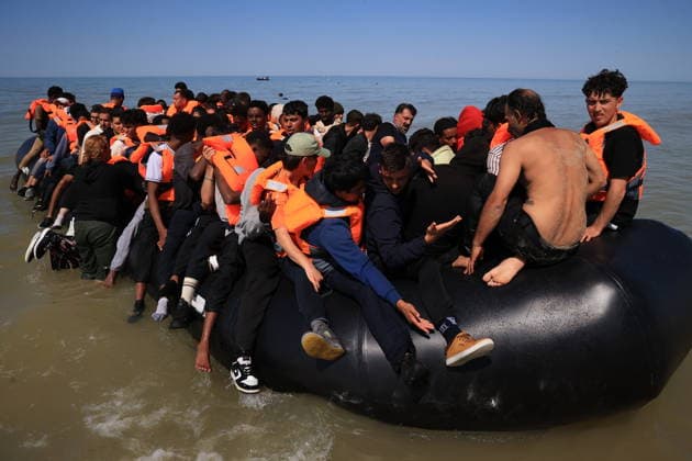 Migrants rescued from water during English Channel crossing attempt in France HARDELOT, FRANCE - JULY 29: Migrants are rescued from the water after attempting to cross the English Channel aboard an inflatable boat at Hardelot-Plage in northern France on July 29, 2026. Marcin Nowak Anadolu Hardelot France. Editorial use only. Please get in touch for any other usage.  Copyright: x2026xAnadoluxMarcinxNowakx