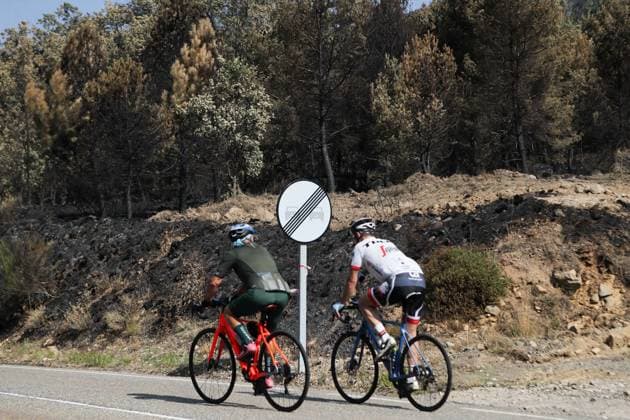 Fire in La Utrera, León, Contained Overnight Two cyclists ride past an area burned by the wildfire on July 29, 2026, in La Utrera, León, Castile and León, Spain. Overnight efforts by emergency services at the forest fire in La Utrera have succeeded in containing the fire that broke out yesterday, July 29, 2026, in La Utrera, León, Castile and León. La Utrera, León, Castile and León, Spain  Copyright: xCarlosxCastrox 7694025