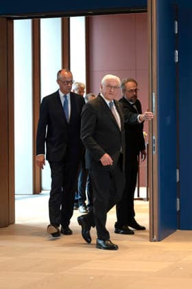 Friedrich Merz und Frank-Walter Steinmeier bei der Aushändigung von Entlassungs- und Ernennungsurkunden durch den Bundespräsidenten im Amtssitz am Spreebogen. Berlin, 29.07.2026 *** Friedrich Merz and Frank Walter Steinmeier at the presentation of letters of dismissal and appointment by the Federal President at the official residence on the Spreebogen in Berlin, July 29, 2026 Foto:xB.xElmenthalerx xFuturexImagex ministerernennung_6702