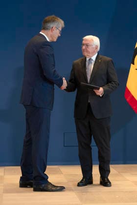 Patrick Schnieder und Frank-Walter Steinmeier bei der Aushändigung von Entlassungs- und Ernennungsurkunden durch den Bundespräsidenten im Amtssitz am Spreebogen. Berlin, 29.07.2026 *** Patrick Schnieder and Frank Walter Steinmeier at the presentation of letters of dismissal and appointment by the Federal President at his official residence on the Spreebogen in Berlin, July 29, 2026 Foto:xB.xElmenthalerx xFuturexImagex ministerernennung_6724