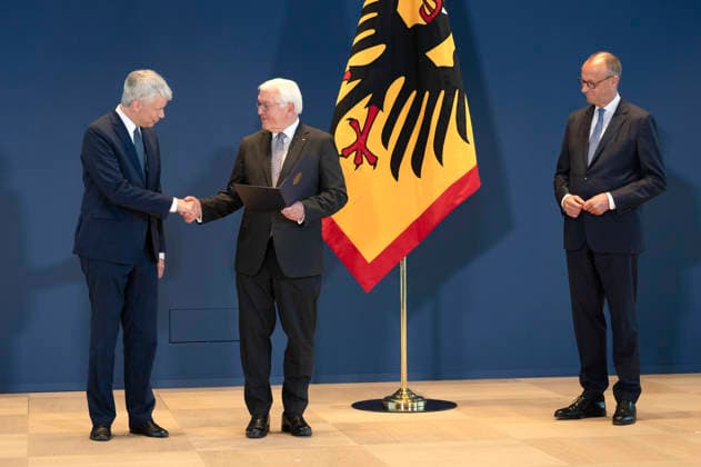 Steffen Bilger, Frank-Walter Steinmeier und Friedrich Merz bei der Aushändigung von Entlassungs- und Ernennungsurkunden durch den Bundespräsidenten im Amtssitz am Spreebogen. Berlin, 29.07.2026 *** Steffen Bilger, Frank Walter Steinmeier, and Friedrich Merz at the presentation of letters of dismissal and appointment by the Federal President at his official residence on the Spreebogen in Berlin, July 29, 2026 Foto:xB.xElmenthalerx xFuturexImagex ministerernennung_6735