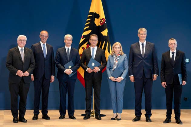Frank-Walter Steinmeier, Friedrich Merz, Steffen Bilger, Carsten Linnemann, Nina Warken, Patrick Schnieder und Thorsten Frei bei der Aushändigung von Entlassungs- und Ernennungsurkunden durch den Bundespräsidenten im Amtssitz am Spreebogen. Berlin, 29.07.2026 *** Frank Walter Steinmeier, Friedrich Merz, Steffen Bilger, Carsten Linnemann, Nina Warken, Patrick Schnieder, and Thorsten Frei at the presentation of letters of dismissal and appointment by the Federal President at his official residence on the Spreebogen in Berlin, July 29, 2026 Foto:xB.xElmenthalerx xFuturexImagex ministerernennung_6739