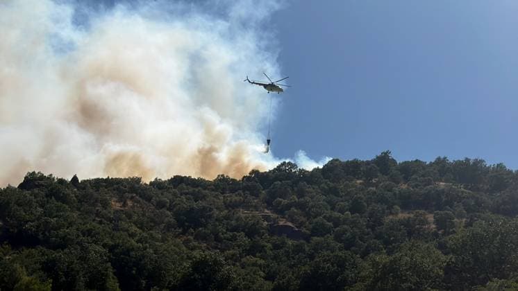 Firefighting efforts continue in Turkiye s Kutahya KUTAHYA, TURKIYE - JULY 29: A helicopter drops water as smoke from the fire area fills the sky while firefighters and Turkish General Directorate of Forestry teams continue their efforts to extinguish the fire that broke out in the forest area from air and land in the Domanic district of Kutahya, Turkiye on July 29, 2026. Serdar Yigit Anadolu Kutahya Turkey. Editorial use only. Please get in touch for any other usage.  Copyright: x2026xAnadoluxSerdarxYigitx