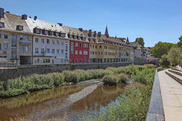 Sommer im Siegerland. Ein erneut heisser (heißer) Tag im Siegerland. Der Fluss Sieg in der Siegener Innenstadt fuehrt (führt) Niedrigwasser aufgrund anhaltender Trockenheit. Sommer im Siegerland am 29.07.2026 in Siegen Deutschland. *** Summer in the Siegerland: Another scorching hot day in the Siegerland. The Sieg River in downtown Siegen is at low water levels due to the ongoing drought. Summer in the Siegerland on July 29, 2026, in Siegen, Germany