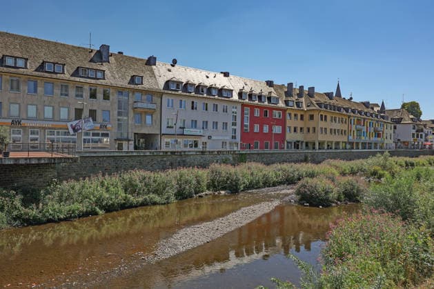 Sommer im Siegerland. Ein erneut heisser (heißer) Tag im Siegerland. Der Fluss Sieg in der Siegener Innenstadt fuehrt (führt) Niedrigwasser aufgrund anhaltender Trockenheit. Sommer im Siegerland am 29.07.2026 in Siegen Deutschland. *** Summer in the Siegerland: Another scorching hot day in the Siegerland. The Sieg River in downtown Siegen is at low water levels due to the ongoing drought. Summer in the Siegerland on July 29, 2026, in Siegen, Germany