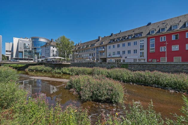 Sommer im Siegerland. Ein erneut heisser (heißer) Tag im Siegerland. Der Fluss Sieg in der Siegener Innenstadt fuehrt (führt) Niedrigwasser aufgrund anhaltender Trockenheit. Sommer im Siegerland am 29.07.2026 in Siegen Deutschland. *** Summer in the Siegerland: Another scorching hot day in the Siegerland. The Sieg River in downtown Siegen is at low water levels due to the ongoing drought. Summer in the Siegerland on July 29, 2026, in Siegen, Germany
