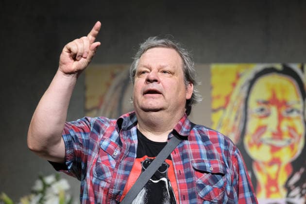 Ulrich Bähnk bei der Fotoprobe für die Komödie Bis dass der Tod, Komödie Winterhuder Fährhaus. Es geht um einen tollpatschigen Auftragskiller, der von verschiedenen Angehörigen einer Familie beauftragt wird, den jeweils anderen umzubringen. Der einzige Grund: dem Erben oder der Erbin winkt ein Millionenvermögen, Premiere ist am 31. Juli 2026, Hamburg 29.7.2026 *** Ulrich Bähnk at the photo shoot for the comedy *Bis dass der Tod*, Winterhuder Fährhaus Comedy. It’s about a clumsy hitman who is hired by various members of a family to kill each other—the only reason being that the heir stands to inherit a fortune worth millions. The premiere is on July 31, 2026, Hamburg, July 29, 2026