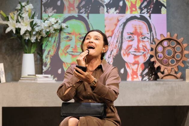 Jacqueline Macaulay bei der Fotoprobe für die Komödie Bis dass der Tod, Komödie Winterhuder Fährhaus. Es geht um einen tollpatschigen Auftragskiller, der von verschiedenen Angehörigen einer Familie beauftragt wird, den jeweils anderen umzubringen. Der einzige Grund: dem Erben oder der Erbin winkt ein Millionenvermögen, Premiere ist am 31. Juli 2026, Hamburg 29.7.2026 *** Jacqueline Macaulay at the photo shoot for the comedy *Until Death Do Us Part*, Comedy at the Winterhuder Fährhaus. It’s about a clumsy hitman who is hired by various members of a family to kill each other—the only reason being that the heir stands to inherit a fortune worth millions. The premiere is on July 31, 2026, Hamburg, July 29, 2026