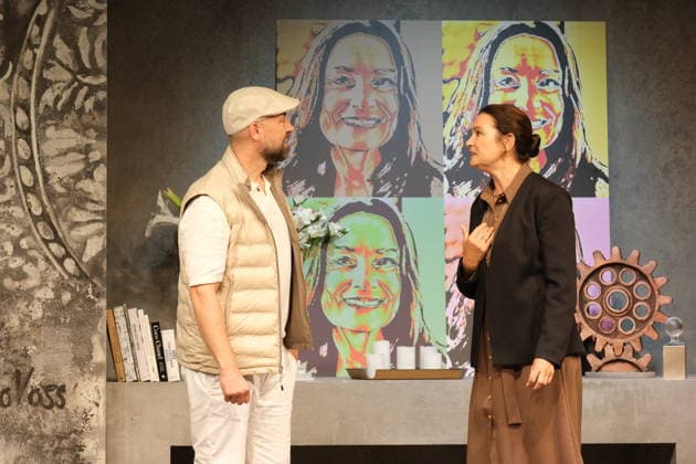 Bürger Lars Dietrich und Jacqueline Macaulay bei der Fotoprobe für die Komödie Bis dass der Tod, Komödie Winterhuder Fährhaus. Es geht um einen tollpatschigen Auftragskiller, der von verschiedenen Angehörigen einer Familie beauftragt wird, den jeweils anderen umzubringen. Der einzige Grund: dem Erben oder der Erbin winkt ein Millionenvermögen, Premiere ist am 31. Juli 2026, Hamburg 29.7.2026 *** Lars Dietrich and Jacqueline Macaulay at the photo shoot for the comedy *Bis dass der Tod, Winterhuder Fährhaus Comedy. It’s about a clumsy hitman who is hired by various members of a family to kill each other—the only reason being that the heir stands to inherit a fortune worth millions. The premiere is on July 31, 2026, Hamburg, July 29, 2026