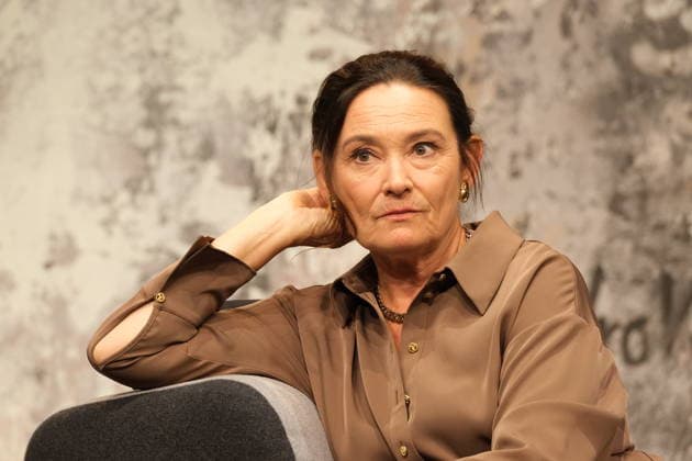 Jacqueline Macaulay bei der Fotoprobe für die Komödie Bis dass der Tod, Komödie Winterhuder Fährhaus. Es geht um einen tollpatschigen Auftragskiller, der von verschiedenen Angehörigen einer Familie beauftragt wird, den jeweils anderen umzubringen. Der einzige Grund: dem Erben oder der Erbin winkt ein Millionenvermögen, Premiere ist am 31. Juli 2026, Hamburg 29.7.2026 *** Jacqueline Macaulay at the photo shoot for the comedy *Until Death Do Us Part*, Comedy at the Winterhuder Fährhaus. It’s about a clumsy hitman who is hired by various members of a family to kill each other—the only reason being that the heir stands to inherit a fortune worth millions. The premiere is on July 31, 2026, Hamburg, July 29, 2026