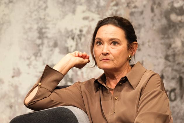 Jacqueline Macaulay bei der Fotoprobe für die Komödie Bis dass der Tod, Komödie Winterhuder Fährhaus. Es geht um einen tollpatschigen Auftragskiller, der von verschiedenen Angehörigen einer Familie beauftragt wird, den jeweils anderen umzubringen. Der einzige Grund: dem Erben oder der Erbin winkt ein Millionenvermögen, Premiere ist am 31. Juli 2026, Hamburg 29.7.2026 *** Jacqueline Macaulay at the photo shoot for the comedy *Until Death Do Us Part*, Comedy at the Winterhuder Fährhaus. It’s about a clumsy hitman who is hired by various members of a family to kill each other—the only reason being that the heir stands to inherit a fortune worth millions. The premiere is on July 31, 2026, Hamburg, July 29, 2026