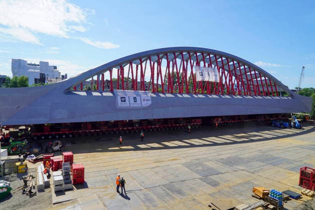 CNTV STERNBRUECKE- Die neue Sternbruecke 108 Meter lang und 21 Meter breite Stabbogenkonstruktion wurde bei ihrem Transport, von vielen Schaulustigen an der Strasse begleitet, von ihrem Parkplatz Brammerfläche an der Max-Brauer-Allee auf die Fahrbahn verschoben worden Heute am 29.07.2026 begann der Transport der neuen Sternbrücke zu ihrem Bestimmungsort an der Kreuzung Stresemannstraße Max-Brauer Allee Hamburg am 29.07.2026 Hamburg Deutschland *** CNTV STERNBRUECKE The new Sternbrücke—a 108-meter-long, 21-meter-wide cable-stayed arch structure—was moved from its parking lot at Brammerfläche on Max Brauer Allee onto the roadway during its transport, accompanied by many onlookers lining the street, from its parking area at Brammerfläche o