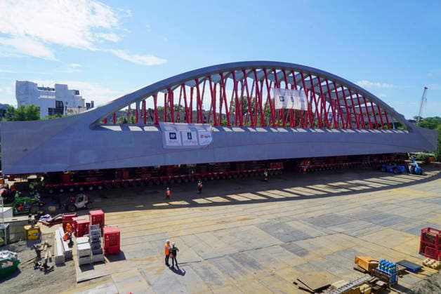 CNTV STERNBRUECKE- Die neue Sternbruecke 108 Meter lang und 21 Meter breite Stabbogenkonstruktion wurde bei ihrem Transport, von vielen Schaulustigen an der Strasse begleitet, von ihrem Parkplatz Brammerfläche an der Max-Brauer-Allee auf die Fahrbahn verschoben worden Heute am 29.07.2026 begann der Transport der neuen Sternbrücke zu ihrem Bestimmungsort an der Kreuzung Stresemannstraße Max-Brauer Allee Hamburg am 29.07.2026 Hamburg Deutschland *** CNTV STERNBRUECKE The new Sternbrücke—a 108-meter-long, 21-meter-wide cable-stayed arch structure—was moved from its parking lot at Brammerfläche on Max Brauer Allee onto the roadway during its transport, accompanied by many onlookers lining the street, from its parking area at Brammerfläche o