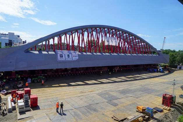 CNTV STERNBRUECKE- Die neue Sternbruecke 108 Meter lang und 21 Meter breite Stabbogenkonstruktion wurde bei ihrem Transport, von vielen Schaulustigen an der Strasse begleitet, von ihrem Parkplatz Brammerfläche an der Max-Brauer-Allee auf die Fahrbahn verschoben worden Heute am 29.07.2026 begann der Transport der neuen Sternbrücke zu ihrem Bestimmungsort an der Kreuzung Stresemannstraße Max-Brauer Allee Hamburg am 29.07.2026 Hamburg Deutschland *** CNTV STERNBRUECKE The new Sternbrücke—a 108-meter-long, 21-meter-wide cable-stayed arch structure—was moved from its parking lot at Brammerfläche on Max Brauer Allee onto the roadway during its transport, accompanied by many onlookers lining the street, from its parking area at Brammerfläche o