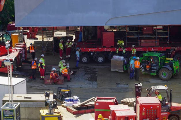 CNTV STERNBRUECKE- Die neue Sternbruecke 108 Meter lang und 21 Meter breite Stabbogenkonstruktion wurde bei ihrem Transport, von vielen Schaulustigen an der Strasse begleitet, von ihrem Parkplatz Brammerfläche an der Max-Brauer-Allee auf die Fahrbahn verschoben worden Heute am 29.07.2026 begann der Transport der neuen Sternbrücke zu ihrem Bestimmungsort an der Kreuzung Stresemannstraße Max-Brauer Allee Hamburg am 29.07.2026 Hamburg Deutschland *** CNTV STERNBRUECKE The new Sternbrücke—a 108-meter-long, 21-meter-wide cable-stayed arch structure—was moved from its parking lot at Brammerfläche on Max Brauer Allee onto the roadway during its transport, accompanied by many onlookers lining the street, from its parking area at Brammerfläche o
