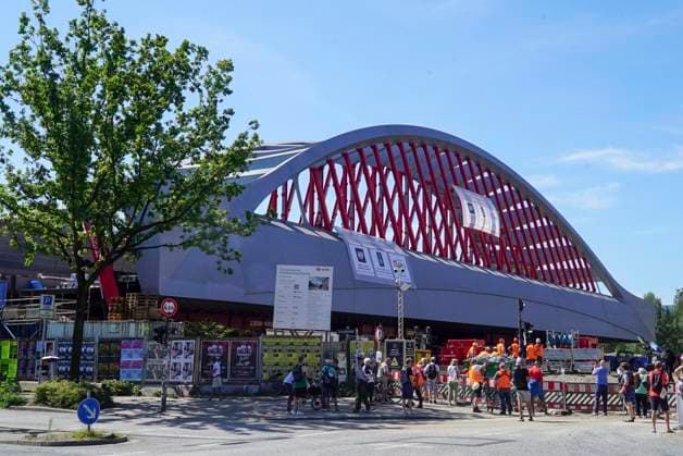 CNTV STERNBRUECKE- Die neue Sternbruecke 108 Meter lang und 21 Meter breite Stabbogenkonstruktion wurde bei ihrem Transport, von vielen Schaulustigen an der Strasse begleitet, von ihrem Parkplatz Brammerfläche an der Max-Brauer-Allee auf die Fahrbahn verschoben worden Heute am 29.07.2026 begann der Transport der neuen Sternbrücke zu ihrem Bestimmungsort an der Kreuzung Stresemannstraße Max-Brauer Allee Hamburg am 29.07.2026 Hamburg Deutschland *** CNTV STERNBRUECKE The new Sternbrücke—a 108-meter-long, 21-meter-wide cable-stayed arch structure—was moved from its parking lot at Brammerfläche on Max Brauer Allee onto the roadway during its transport, accompanied by many onlookers lining the street, from its parking area at Brammerfläche o