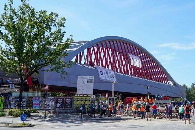 CNTV STERNBRUECKE- Die neue Sternbruecke 108 Meter lang und 21 Meter breite Stabbogenkonstruktion wurde bei ihrem Transport, von vielen Schaulustigen an der Strasse begleitet, von ihrem Parkplatz Brammerfläche an der Max-Brauer-Allee auf die Fahrbahn verschoben worden Heute am 29.07.2026 begann der Transport der neuen Sternbrücke zu ihrem Bestimmungsort an der Kreuzung Stresemannstraße Max-Brauer Allee Hamburg am 29.07.2026 Hamburg Deutschland *** CNTV STERNBRUECKE The new Sternbrücke—a 108-meter-long, 21-meter-wide cable-stayed arch structure—was moved from its parking lot at Brammerfläche on Max Brauer Allee onto the roadway during its transport, accompanied by many onlookers lining the street, from its parking area at Brammerfläche o